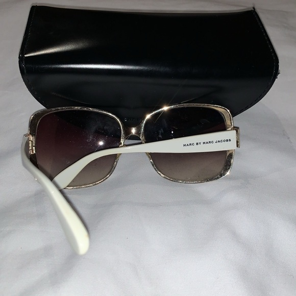 Gently Loved Marc by Marc Jacobs MMJ082/S Ladies Sunglasses White & Gold - Picture 2 of 6